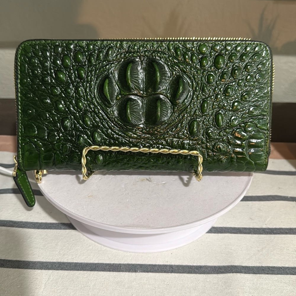 Elegant Green Crocodile-Embossed Wallet